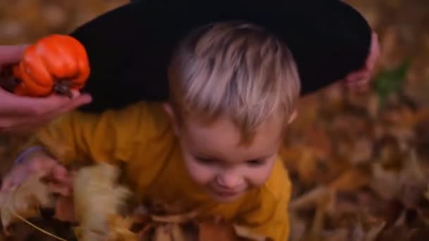 Una Madre Hijo Vestidos Con Disfraces Halloween Lanzan Juguetonamente Hojas — Vídeos de Stock