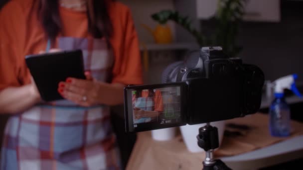 Femeie Tânără Care Creează Vlog Despre Îngrijirea Plantelor Casă Conținutul — Videoclip de stoc
