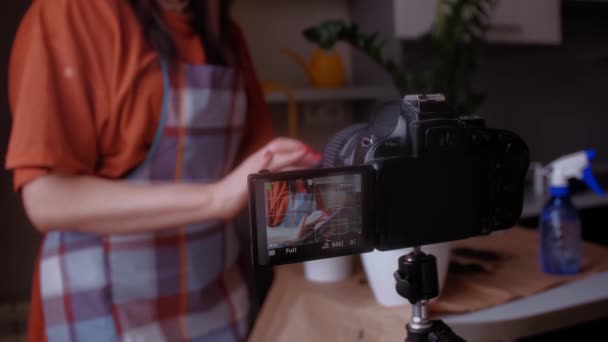 Femeie Tânără Care Creează Vlog Despre Îngrijirea Plantelor Casă Conținutul — Videoclip de stoc