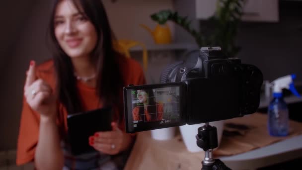 Wanita Muda Membuat Vlog Tentang Merawat Tanaman Rumah Tangga Konten — Stok Video