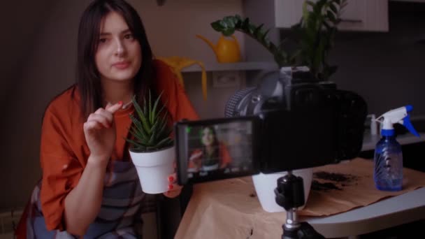 Young Woman Creating Vlog Caring Houseplants Content Includes Gardening Tips — Stock Video