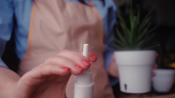 Vrouwelijke Tuinman Die Inhalator Vasthoudt Als Gevolg Van Plantenallergieën Concept — Stockvideo