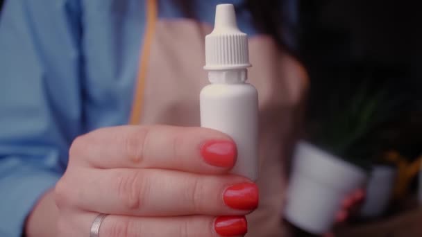 Vrouwelijke Tuinman Die Inhalator Vasthoudt Als Gevolg Van Plantenallergieën Concept — Stockvideo