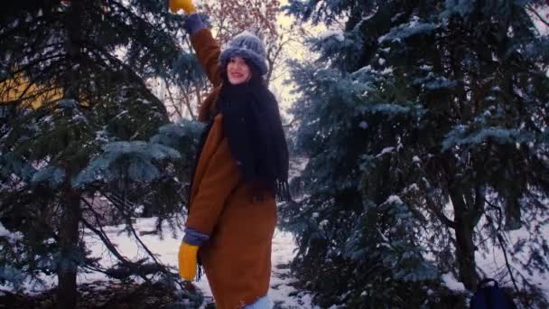 Speelse Vrouw Die Sneeuwballen Gooit Winter Sneeuw Valt Van Handschoenen — Stockvideo