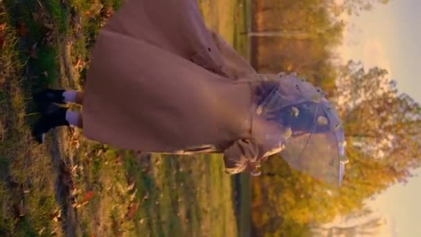Dziewczyna Kręci Się Parasolem Jesiennym Parku Radosna Scena Jesienna Kolorowymi — Wideo stockowe