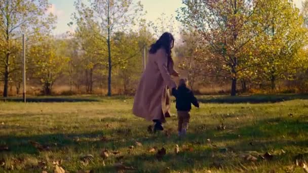 Egy Anya Fia Játék Tag Fut Keresztül Őszi Parkban Örömteli — Stock videók