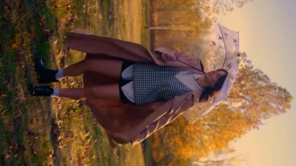 소녀는 공원에서 우산으로 회전합니다 화려한 예보와 즐거운 — 비디오