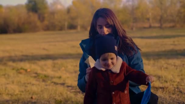 Eine Mutter Und Ihr Sohn Spielen Mit Papierflugzeugen Einem Herbstlichen — Stockvideo