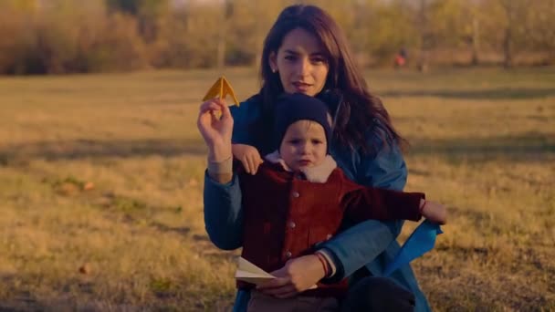 Eine Mutter Und Ihr Sohn Spielen Mit Papierflugzeugen Einem Herbstlichen — Stockvideo