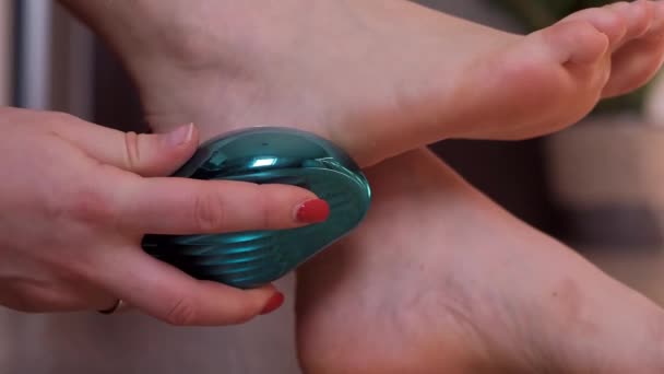 Жінка Натирає Суху Шкіру Ноги Лікуючи Сухість Мозолі Викликані Незручним — стокове відео