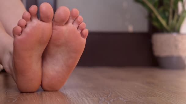 Жіночі Ноги Після Педикюру Рука Показує Великі Пальці Вгору Процедура — стокове відео