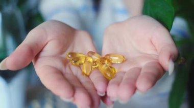 Kızın elinde Omega vitaminleri var. Sağlıklı bir bağışıklık sistemi ve genel sağlık için gerekli yağ asitleri. Vücudunun savunmasını güçlendir ve bu hayati besinlerle iyileşmeni destekle..