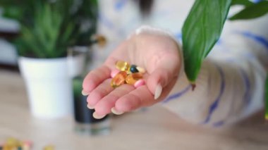 Kızın elinde Omega vitaminleri var. Sağlıklı bir bağışıklık sistemi ve genel sağlık için gerekli yağ asitleri. Vücudunun savunmasını güçlendir ve bu hayati besinlerle iyileşmeni destekle..