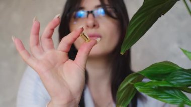 Kızın elinde Omega vitaminleri var. Sağlıklı bir bağışıklık sistemi ve genel sağlık için gerekli yağ asitleri. Vücudunun savunmasını güçlendir ve bu hayati besinlerle iyileşmeni destekle..