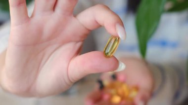 Kızın elinde Omega vitaminleri var. Sağlıklı bir bağışıklık sistemi ve genel sağlık için gerekli yağ asitleri. Vücudunun savunmasını güçlendir ve bu hayati besinlerle iyileşmeni destekle..