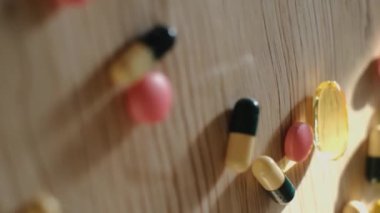 Virüs tedavisi için el ele tutuşan haplar. Etkili ilaçlarla genel sağlık ve savaş virüsleri hastalıklarını iyileştir. Bu temel tabloyla vücudunuzun iyileşme ve tedavi sürecini destekleyin