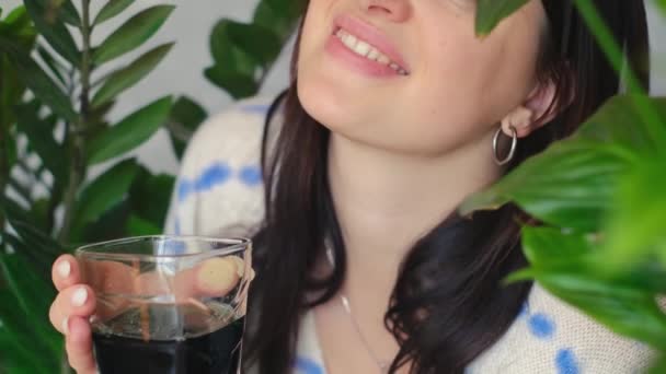 Een Vrouw Houdt Een Glas Chlorofyl Vast Ter Bevordering Van — Stockvideo