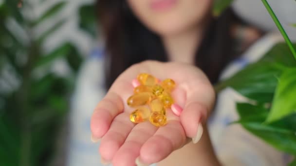 Mädchen Hält Omega Vitamine Ihren Händen Essentielle Fettsäuren Für Ein — Stockvideo