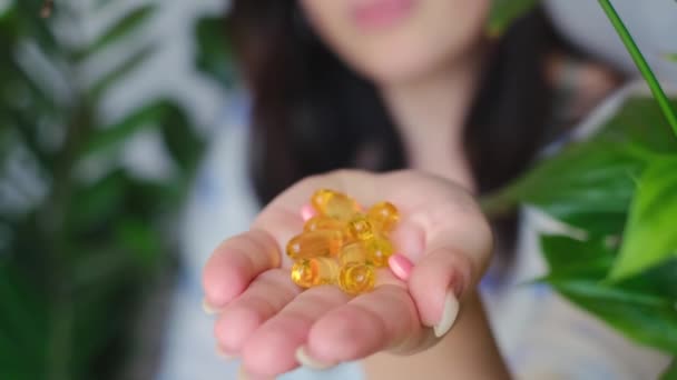 Rapariga Tem Vitaminas Omega Nas Mãos Ácidos Graxos Essenciais Para — Vídeo de Stock