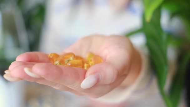 Meisje Heeft Omega Vitamines Haar Handen Essentiële Vetzuren Voor Een — Stockvideo