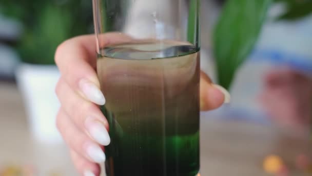 一个女人拿着一杯叶绿素 促进身体降 从维生素 矿物质和叶绿素的混合中开始新的一天 养成健康的早起习惯 — 图库视频影像