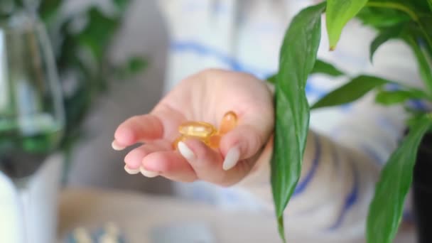 Flickan Håller Omega Vitaminer Sina Händer Essentiella Fettsyror För Ett — Stockvideo