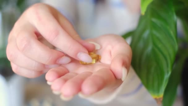 Flickan Håller Omega Vitaminer Sina Händer Essentiella Fettsyror För Ett — Stockvideo