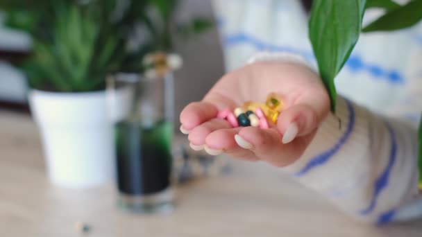 Kızın Elinde Omega Vitaminleri Var Sağlıklı Bir Bağışıklık Sistemi Genel — Stok video