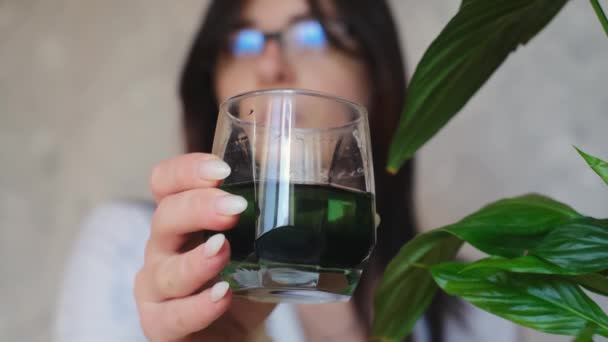 Woman Holds Glass Chlorophyll Promoting Body Wellness Start Your Day — Stock Video