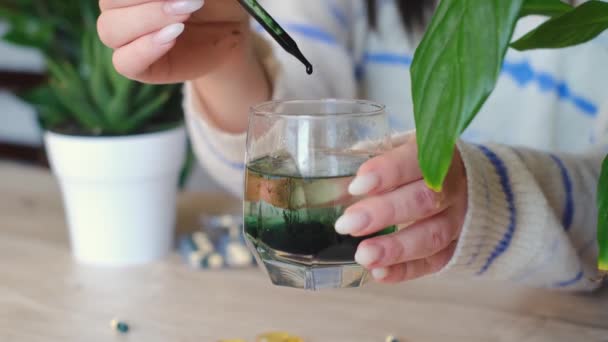 用叶绿素来拥抱健康的生活方式 往杯子里倒水 是你一天的良好开端 用叶绿素生机勃勃的绿意开始你早上的日常活动 — 图库视频影像
