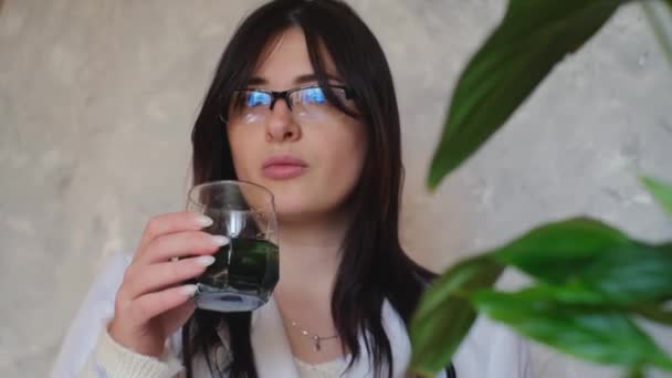 Boost Ochtendroutine Met Chlorofyl Een Jonge Vrouw Drinkt Chlorofyl Omarmt — Stockvideo
