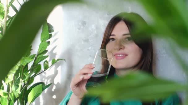 一个女人拿着一杯叶绿素 促进身体降 从维生素 矿物质和叶绿素的混合中开始新的一天 养成健康的早起习惯 — 图库视频影像
