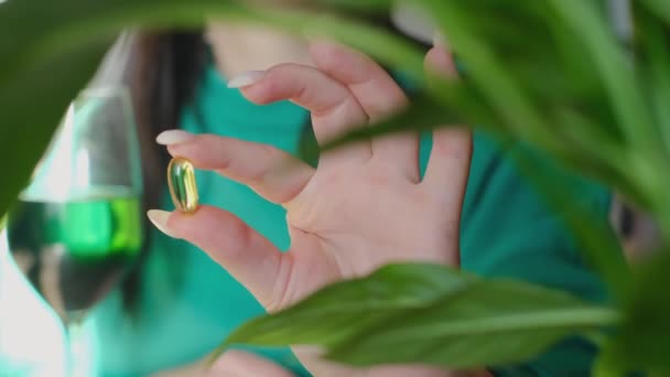 Дівчина Тримає Вітаміни Омега Руках Ефірні Жирні Кислоти Здорової Імунної — стокове відео