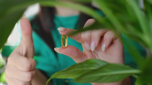 Gadis Itu Memegang Vitamin Omega Tangannya Asam Lemak Esensial Untuk — Stok Video