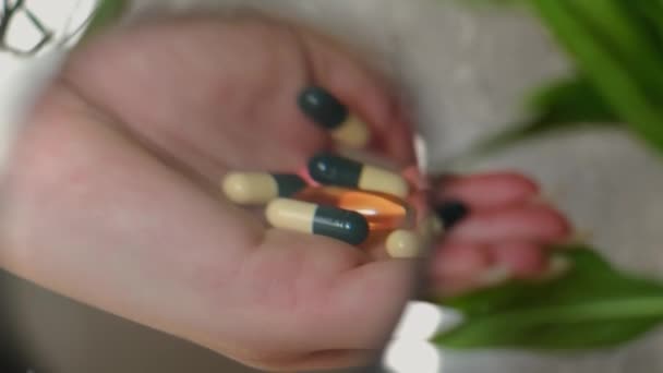 Hand Vasthoudende Pillen Voor Virusbehandeling Verbeteren Van Algehele Gezondheid Bestrijden — Stockvideo
