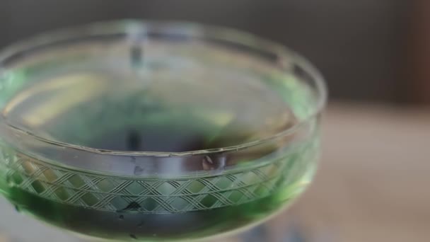 用叶绿素来拥抱健康的生活方式 往杯子里倒水 是你一天的良好开端 用叶绿素生机勃勃的绿意开始你早上的日常活动 — 图库视频影像