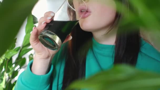Boost Ochtendroutine Met Chlorofyl Een Jonge Vrouw Drinkt Chlorofyl Omarmt — Stockvideo