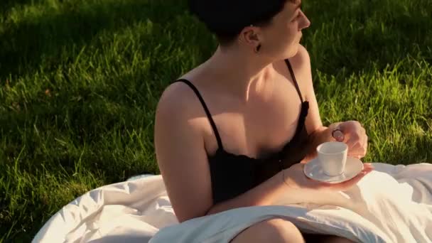 Embrulhado Cobertor Uma Menina Gosta Café Livre Abraçando Conceito Relaxamento — Vídeo de Stock