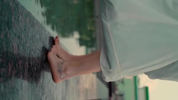 수영장 가장자리를 여자의 휴식을 즐기는 팔찌는 그녀의 발목을 수영장 그녀의 — 비디오