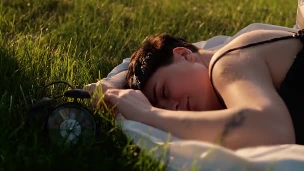 Kobieta Budzi Się Dźwięk Budzika Sięgając Wyłączyć Obejmij Koncepcję Snu — Wideo stockowe