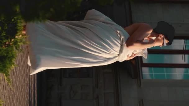 Завернутая Одеяло Девушка Танцует Городе Воплощая Концепцию Легкости Хороших Вибраций — стоковое видео