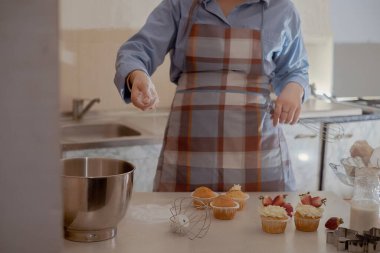 Kadın bir pasta şefi hamur hazırlar, un serper, ev yapımı pişirme sergiler. Küçük ölçekli, çevre dostu pişirmenin cazibesini glütensiz ve şekersiz ürünlerle keşfetmek, sağlıklı beslenmeyi teşvik etmek.