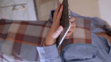 Bir kadın pasta şefi, şekersiz bir tabletten sipariş alır, ev yapımı üretim, küçük iş ahlakı, çevre dostu uygulamalar ve glütensiz seçenekler üzerine odaklanır.. 