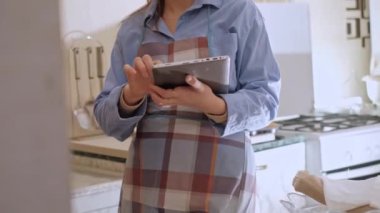 Bir kadın pasta şefi, şekersiz bir tabletten sipariş alır, ev yapımı üretim, küçük iş ahlakı, çevre dostu uygulamalar ve glütensiz seçenekler üzerine odaklanır.. 