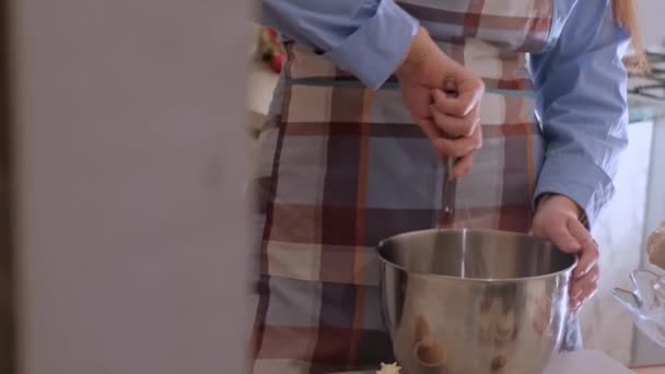 一位女糕点厨师用糖霜搅拌蛋糕 反映了自制烘焙 小规模商业 环保生产 无麸质选择 无糖配料 — 图库视频影像