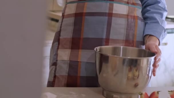 Uma Assadeira Fêmea Prepara Massa Cupcake Polvilhando Farinha Sobre Mesa — Vídeo de Stock