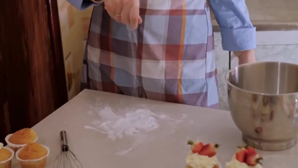 Kvinnlig Bagare Tillagar Cupcake Smet Strö Mjöl Bordet Hembakade Varor — Stockvideo