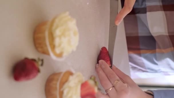 Női Cukrász Díszíti Muffinok Gyümölcsök Eper Cupcakes Házi Készítésű Sütés — Stock videók
