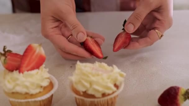 Een Vrouwelijke Banketbakker Versiert Cupcakes Met Fruit Aardbeiencupcakes Zelfgebakken Bakken — Stockvideo