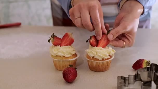Een Vrouwelijke Banketbakker Versiert Cupcakes Met Fruit Aardbeiencupcakes Zelfgebakken Bakken — Stockvideo